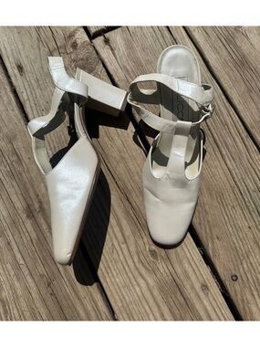 Vtg Calico Metallic White  leather sling back heels, size 7.5